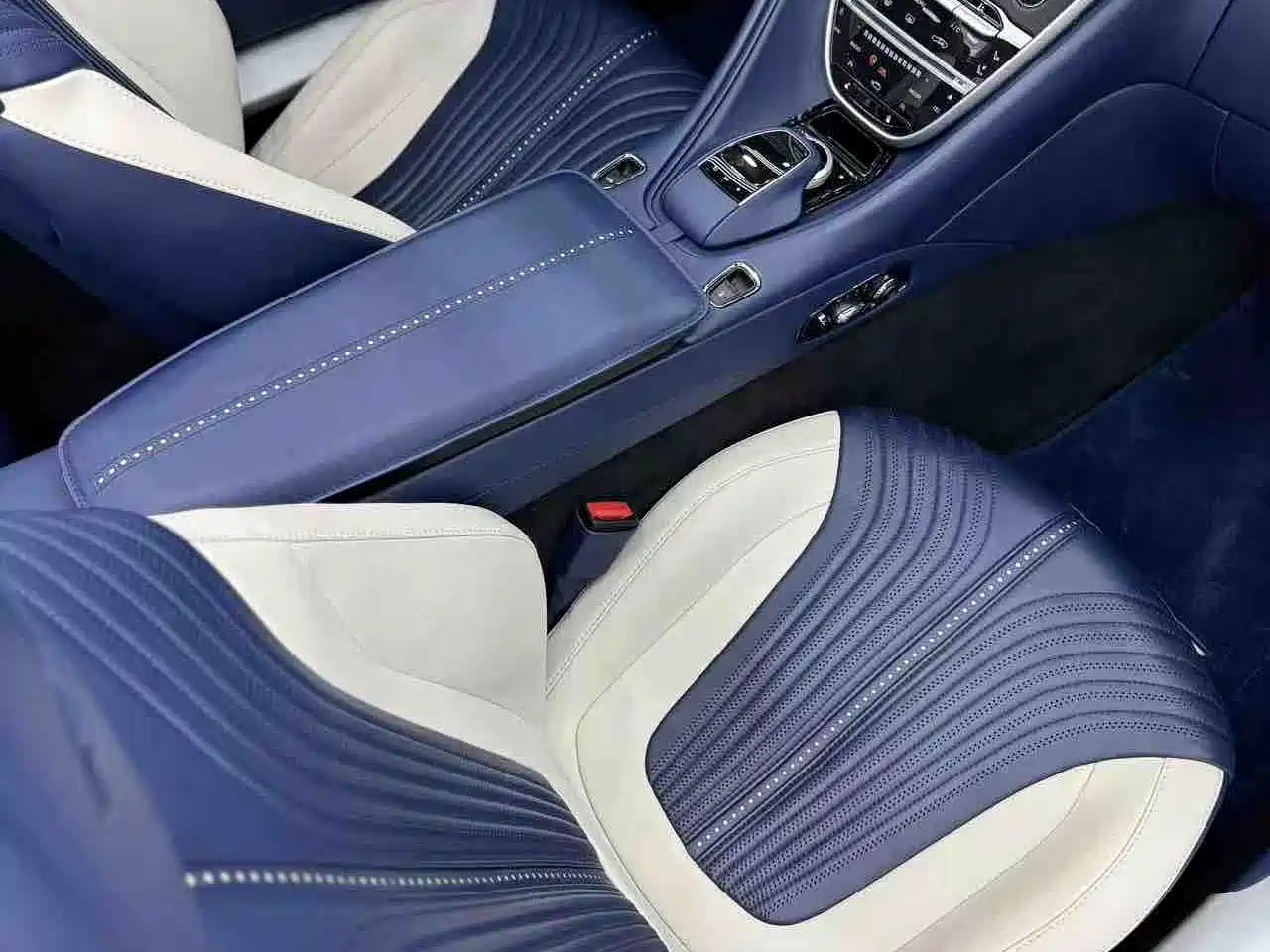ASTON MARTIN DB11