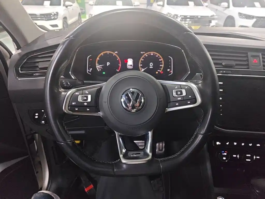 Фото 11 - Volkswagen Tiguan L