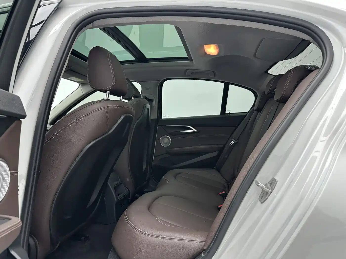 BMW 1 Series 2023 120i M Sport Shadow Edition фото 6