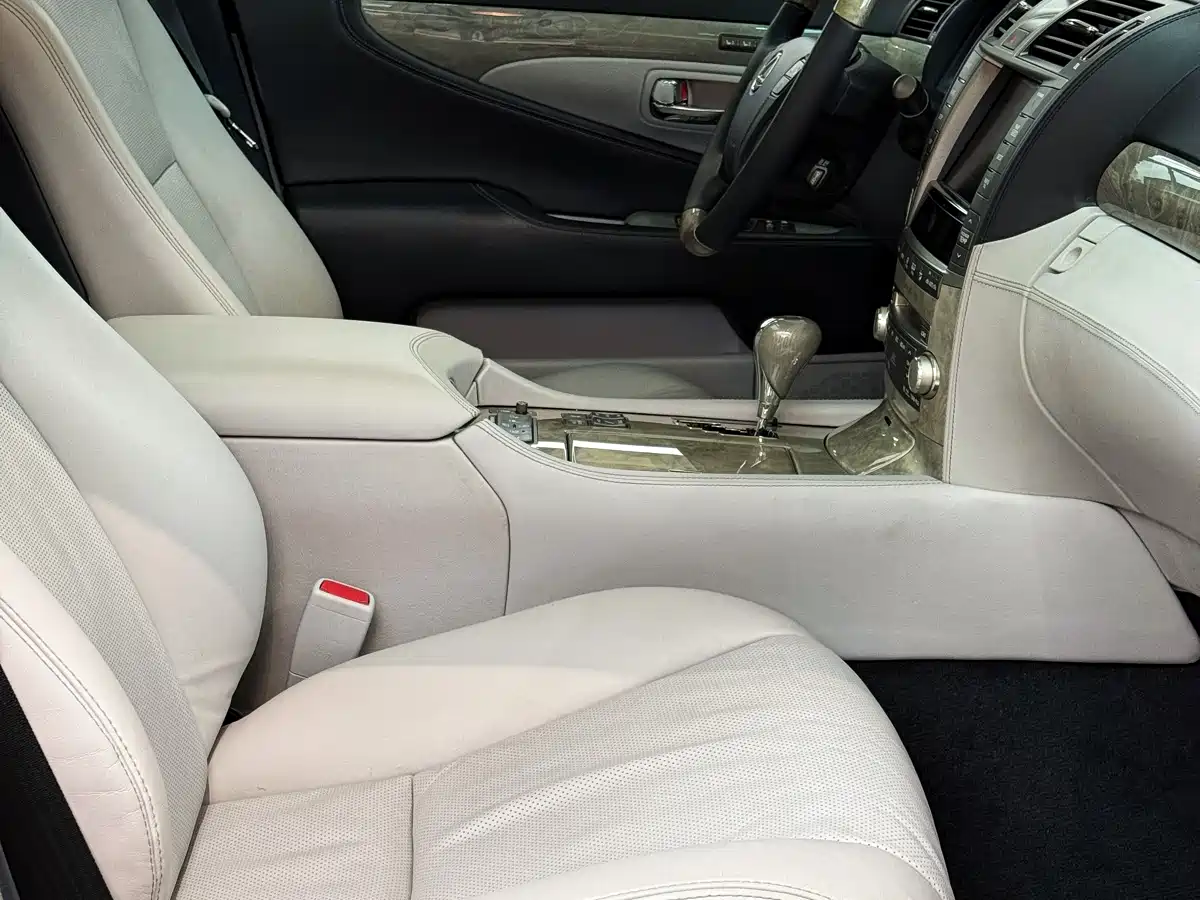 Lexus LS 2013 600hL фото 21