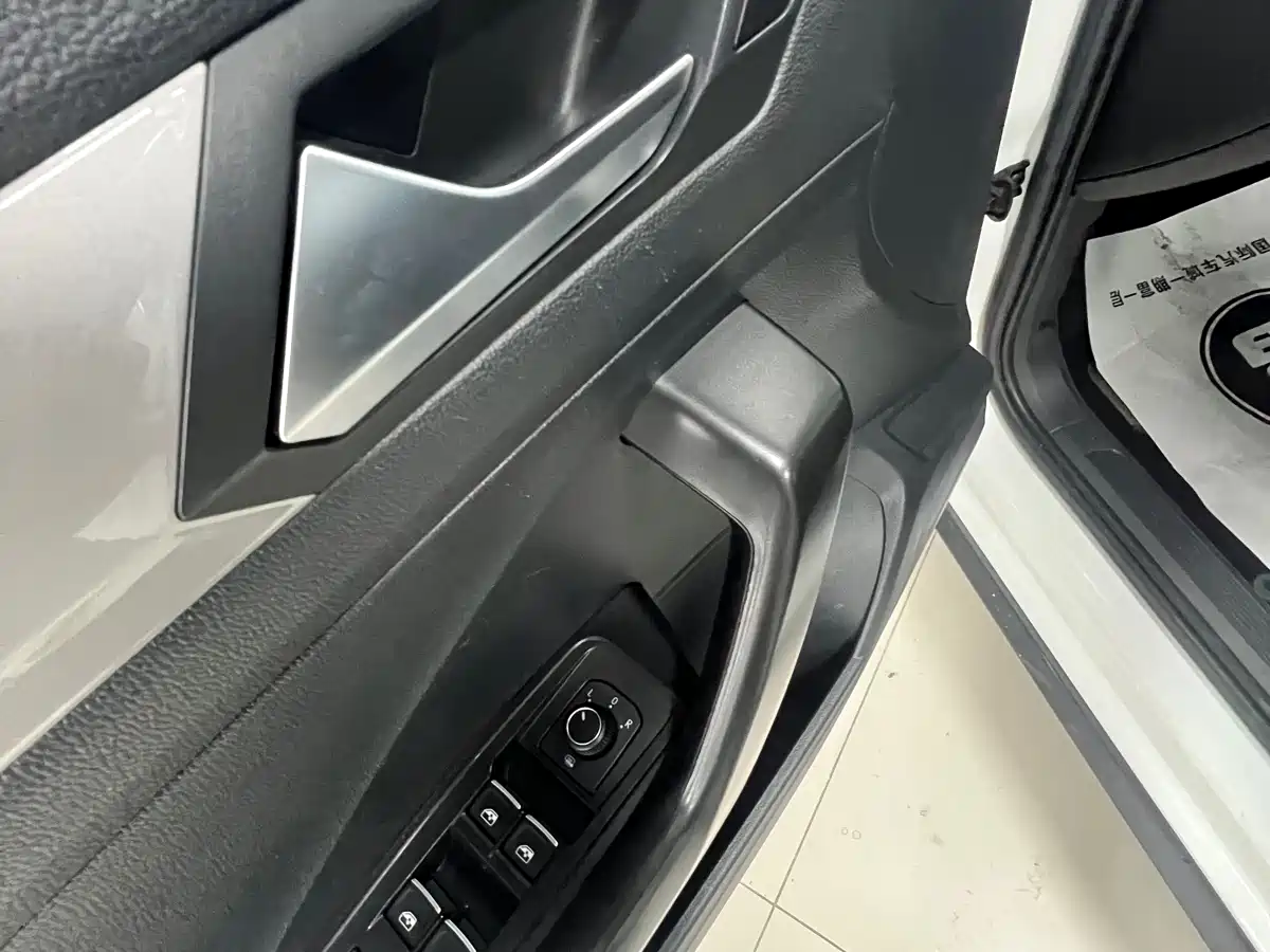 VOLKSWAGEN T ROC EXPLORING SONGS