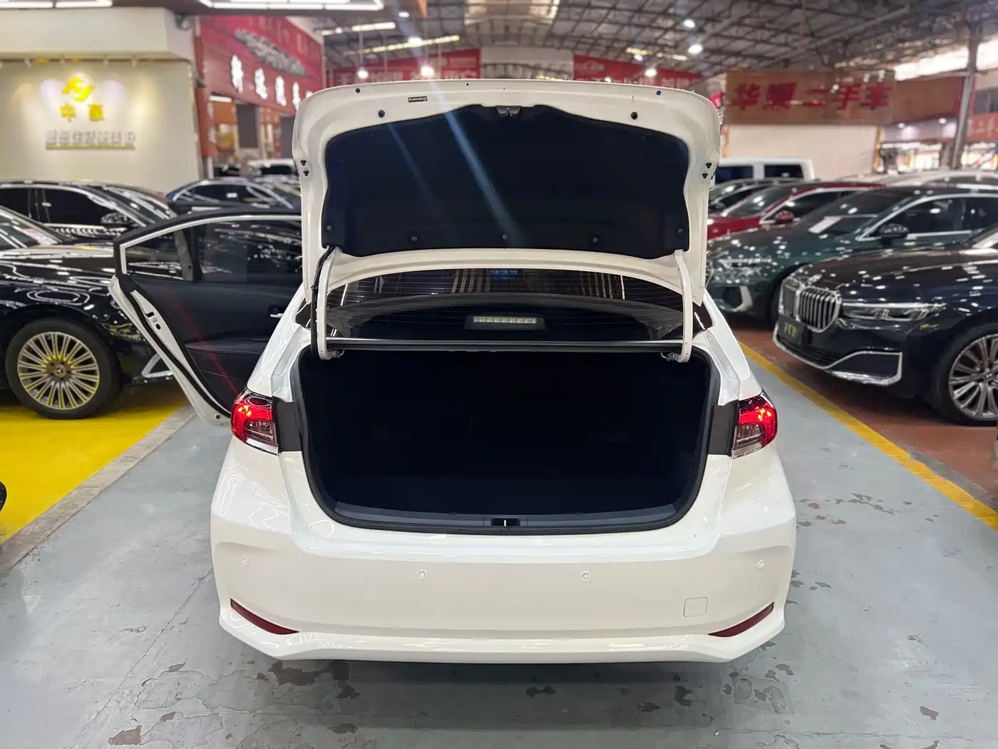 Toyota Corolla 2021 1.2T S-CVT Luxury Edition фото 10