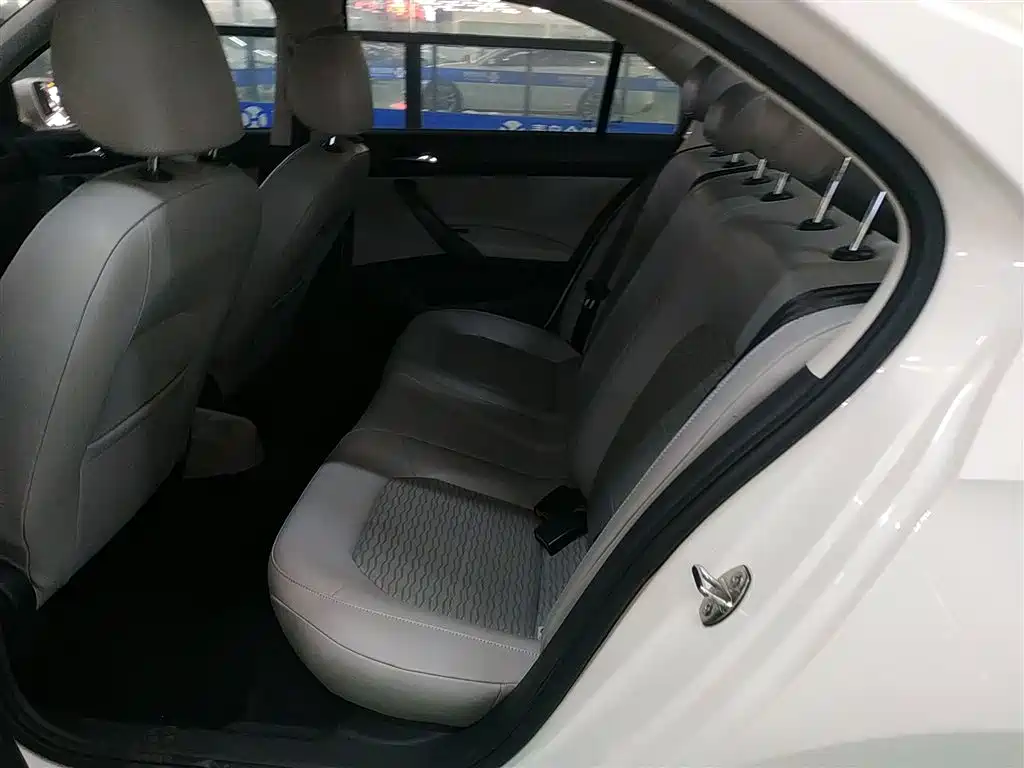 Škoda Rapid 2016 1.6L Automatic Pioneer Edition фото 14
