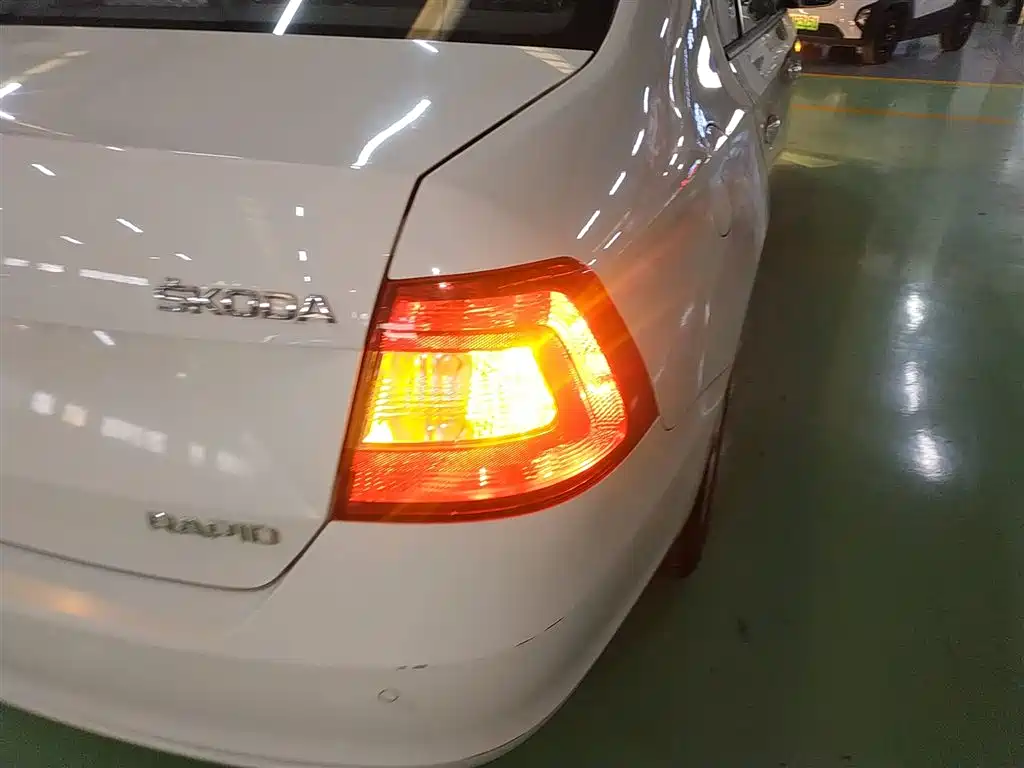 Škoda Rapid 2016 1.6L Automatic Pioneer Edition фото 24