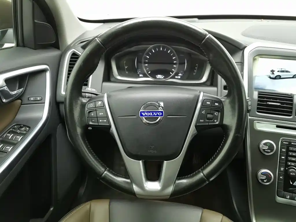 Фото 11 - Volvo XC60