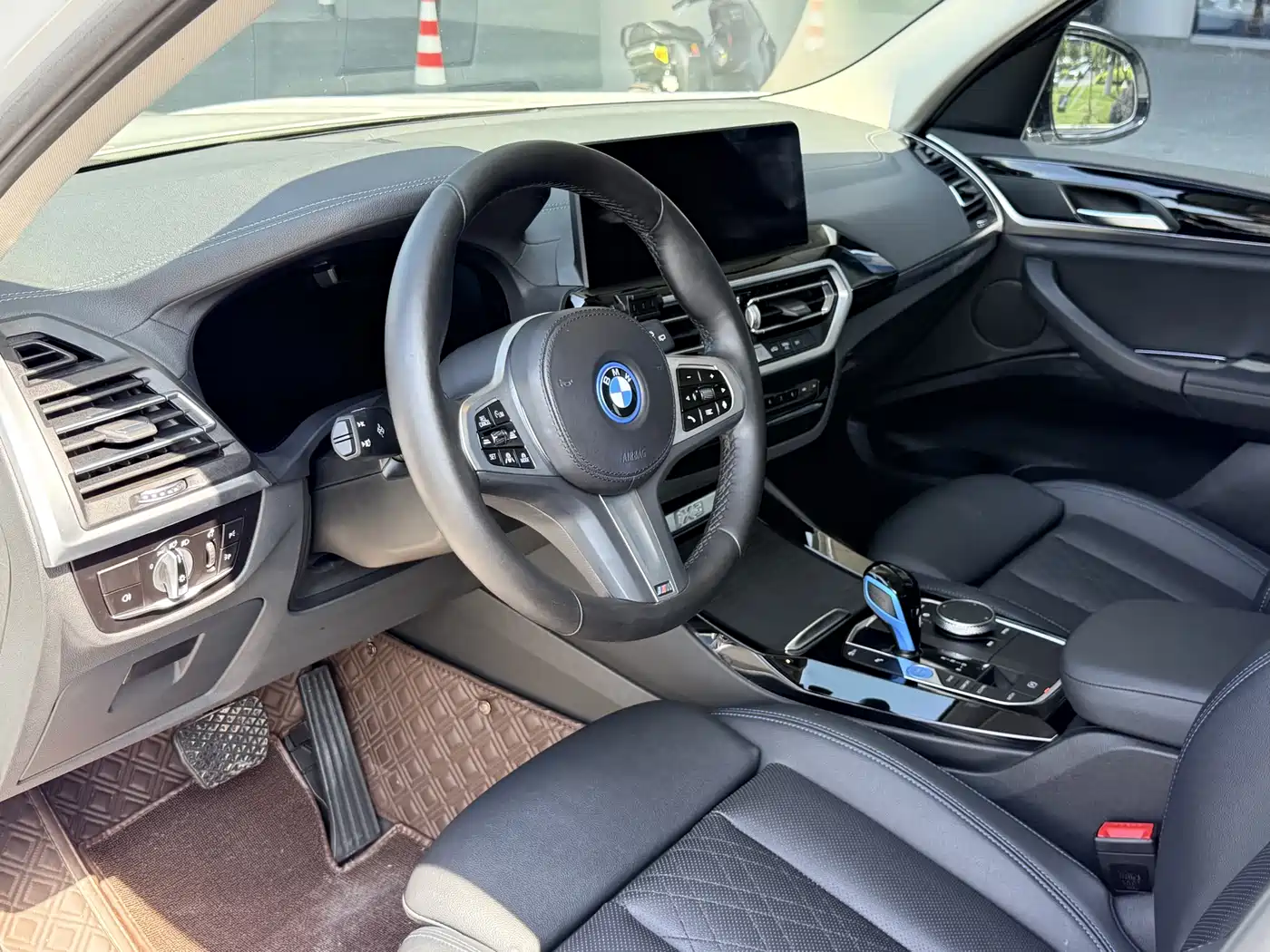 BMW iX3 2022 Leading Edition фото 13