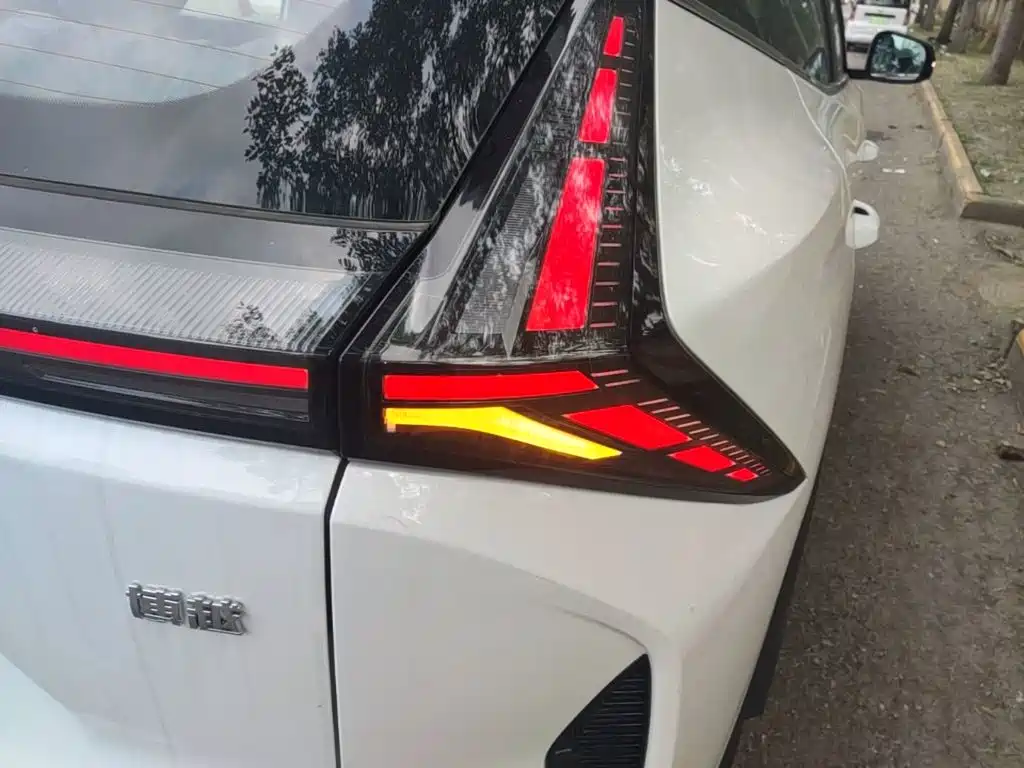 Фото 8 - Geely Boyue