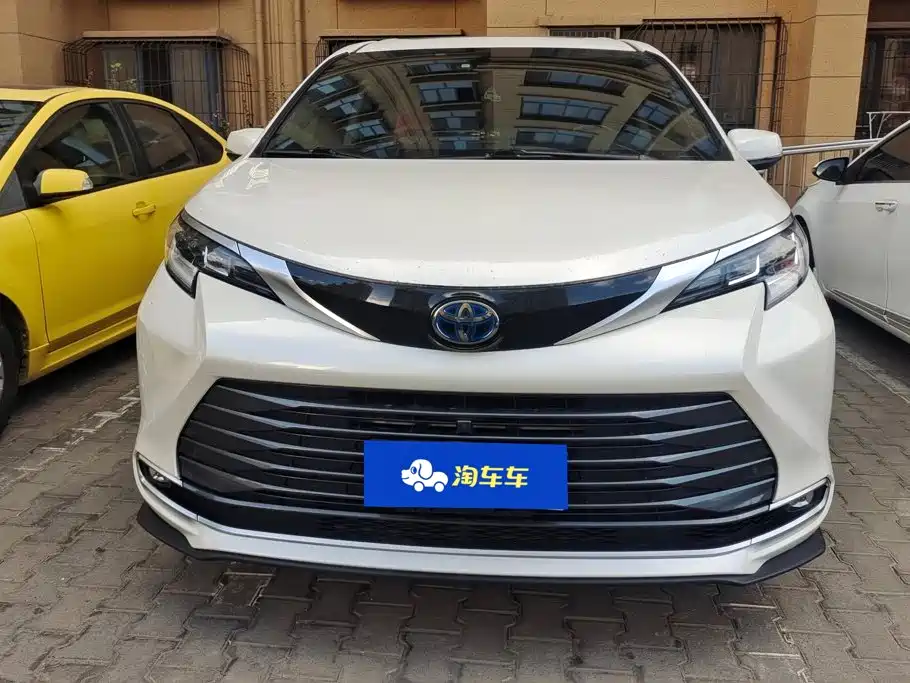 Photo 2 - Toyota Sienna