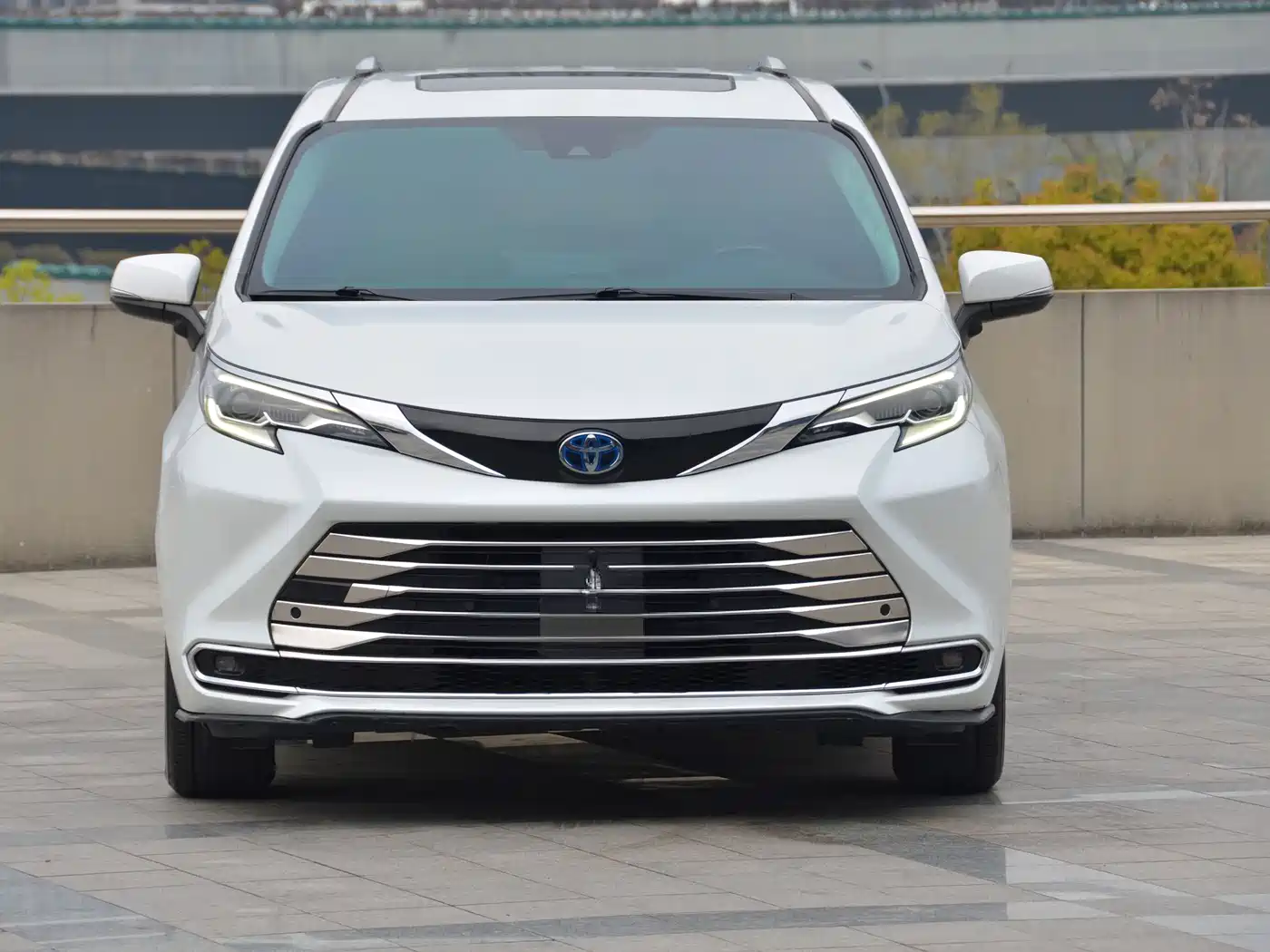 Toyota Sienna 2021 2.5L Hybrid Premium Edition фото 2