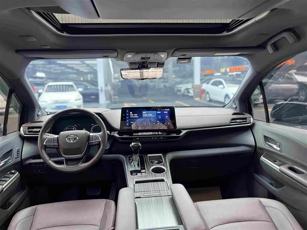 Фото 24 - Toyota Sienna