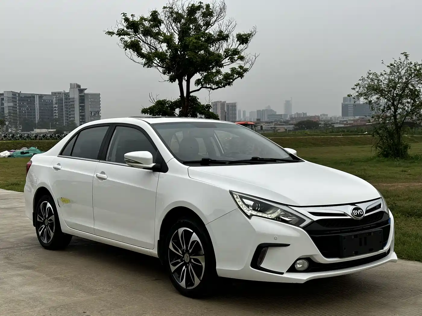 BYD Qin New Energy 2015 1.5T Double Champion Flagship Plus фото 3