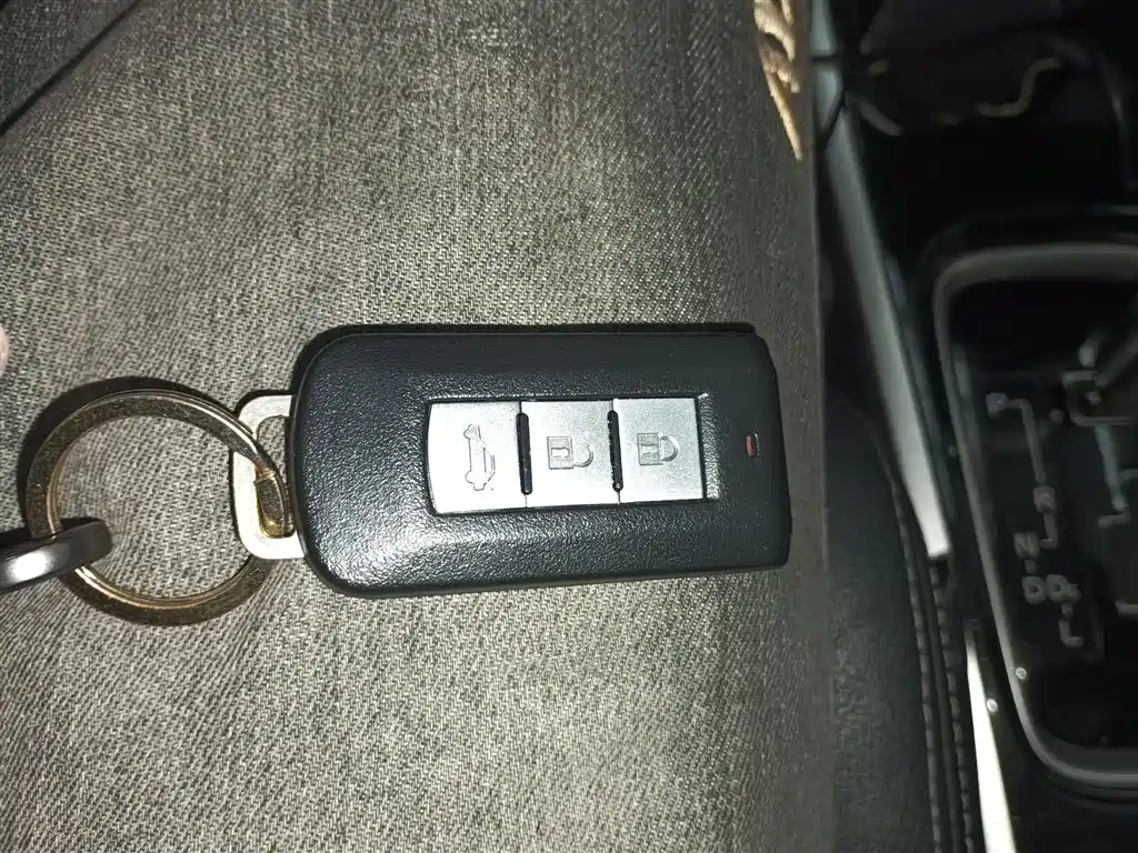 MITSUBISHI OUTLANDER