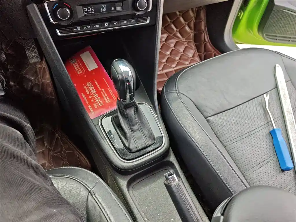 Volkswagen Polo 2014 1.6L Automatic Luxury Edition фото 10