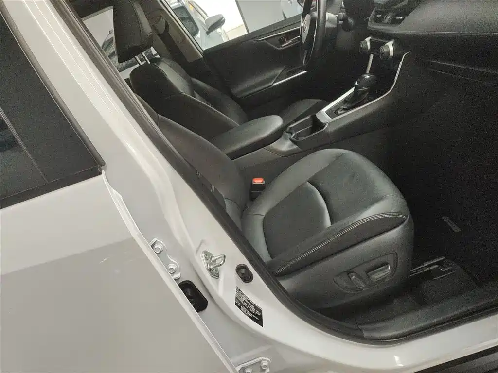 Toyota RAV4 Rongfang 2023 2.0L CVT 2WD 20th Anniversary Platinum Edition фото 25