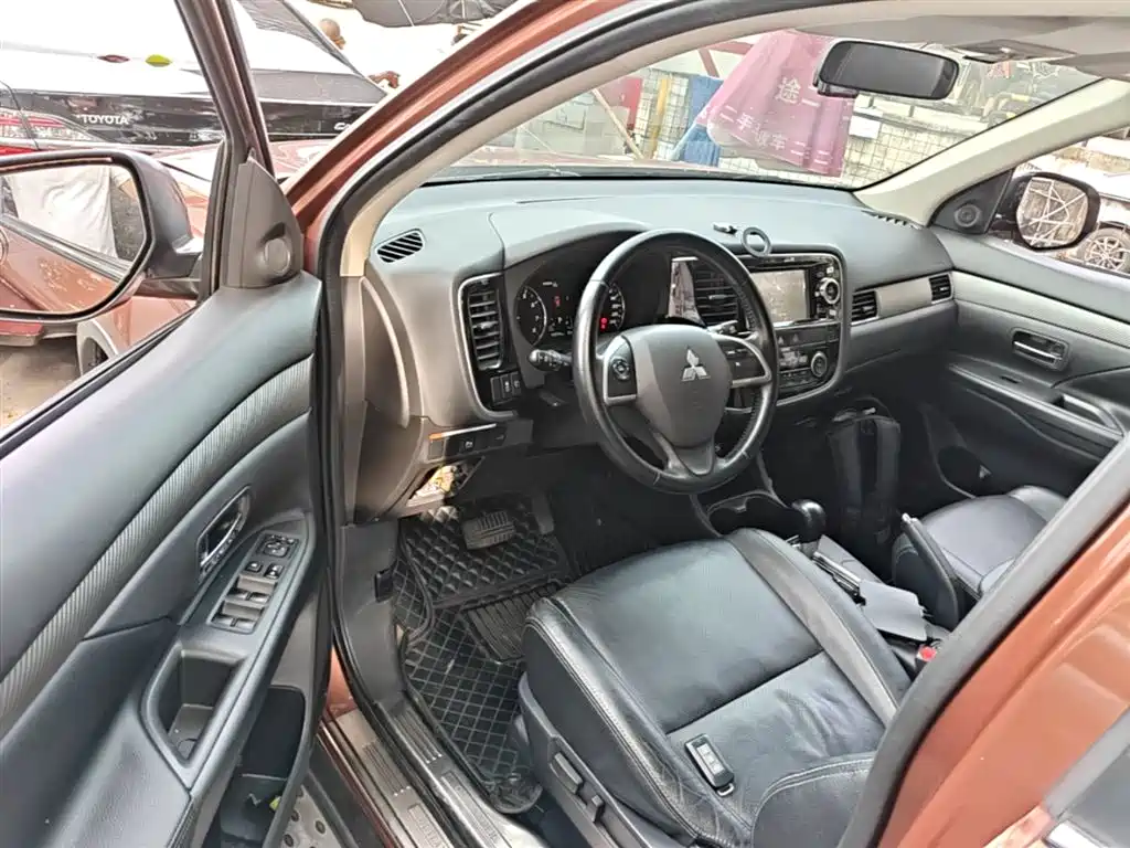 Mitsubishi Outlander (Import) 2014 2.4L 4WD Luxury Value Edition 5-seater фото 16