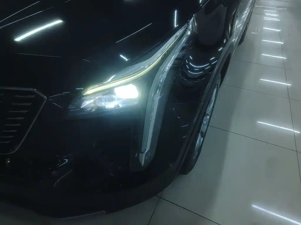 Cadillac XT4 2021 28T FWD Premium Edition фото 3