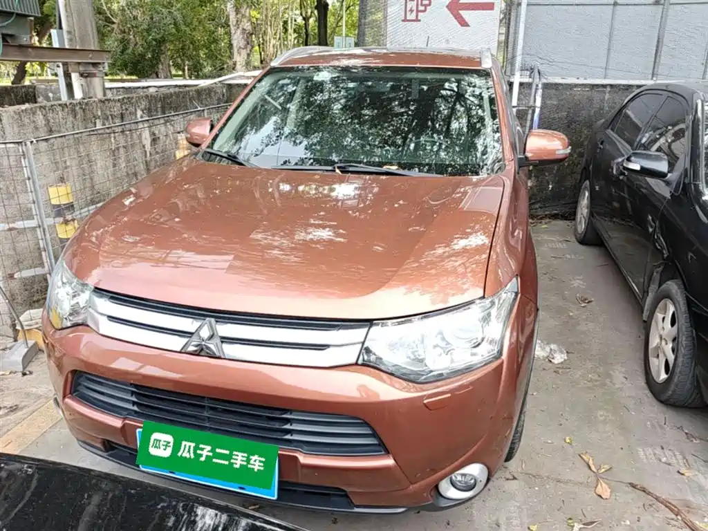 Mitsubishi Outlander (Import) 2014 2.4L 4WD Luxury Value Edition 5-seater фото 3