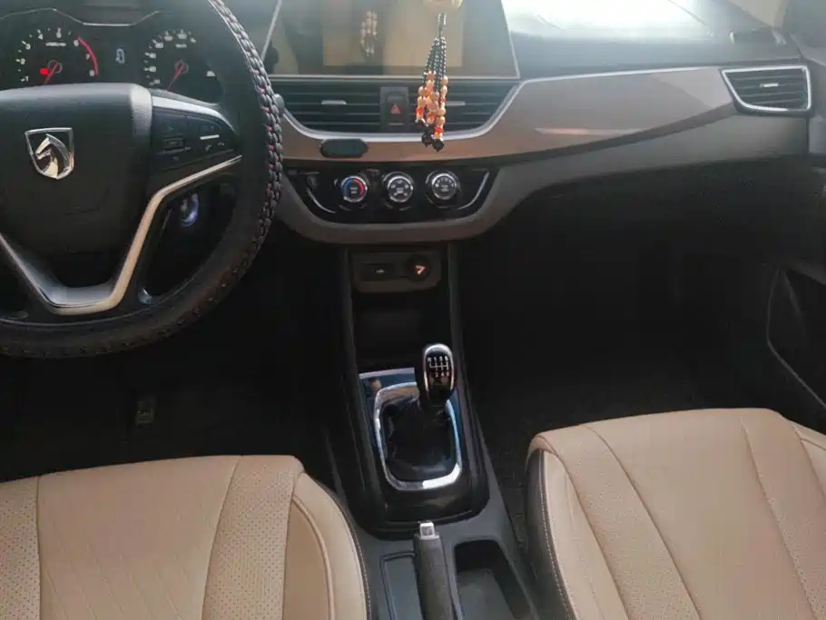 Baojun 310W 2018 2017 1.5L Manual Fashion Edition (China V)