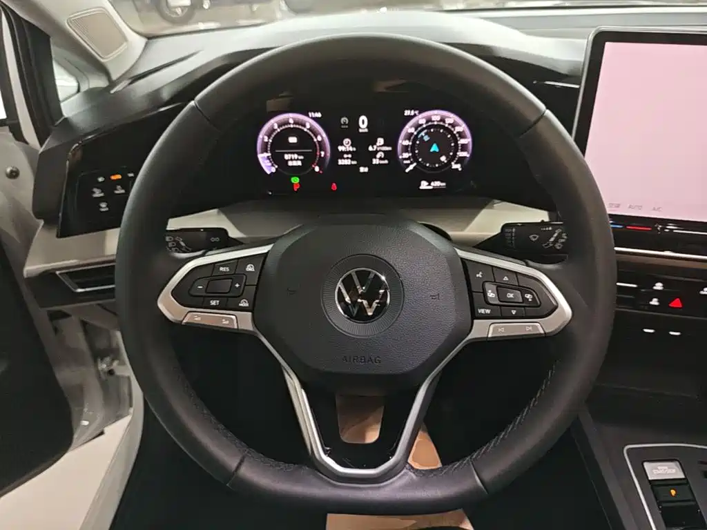 Photo 11 - Volkswagen Golf