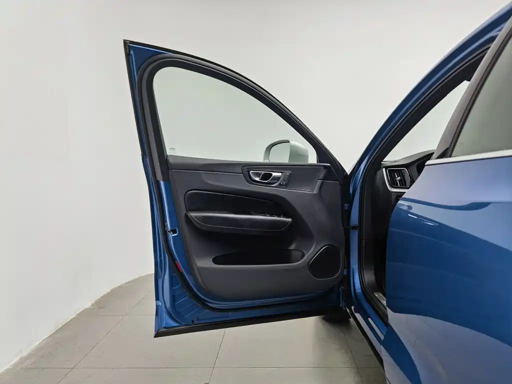 Фото 8 - Volvo XC60