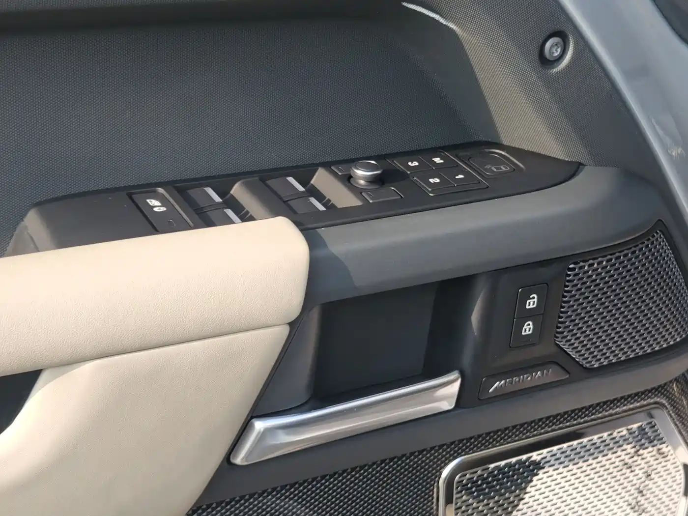 Land Rover Defender 2021 110 P400 X-DYNAMIC HSE фото 15