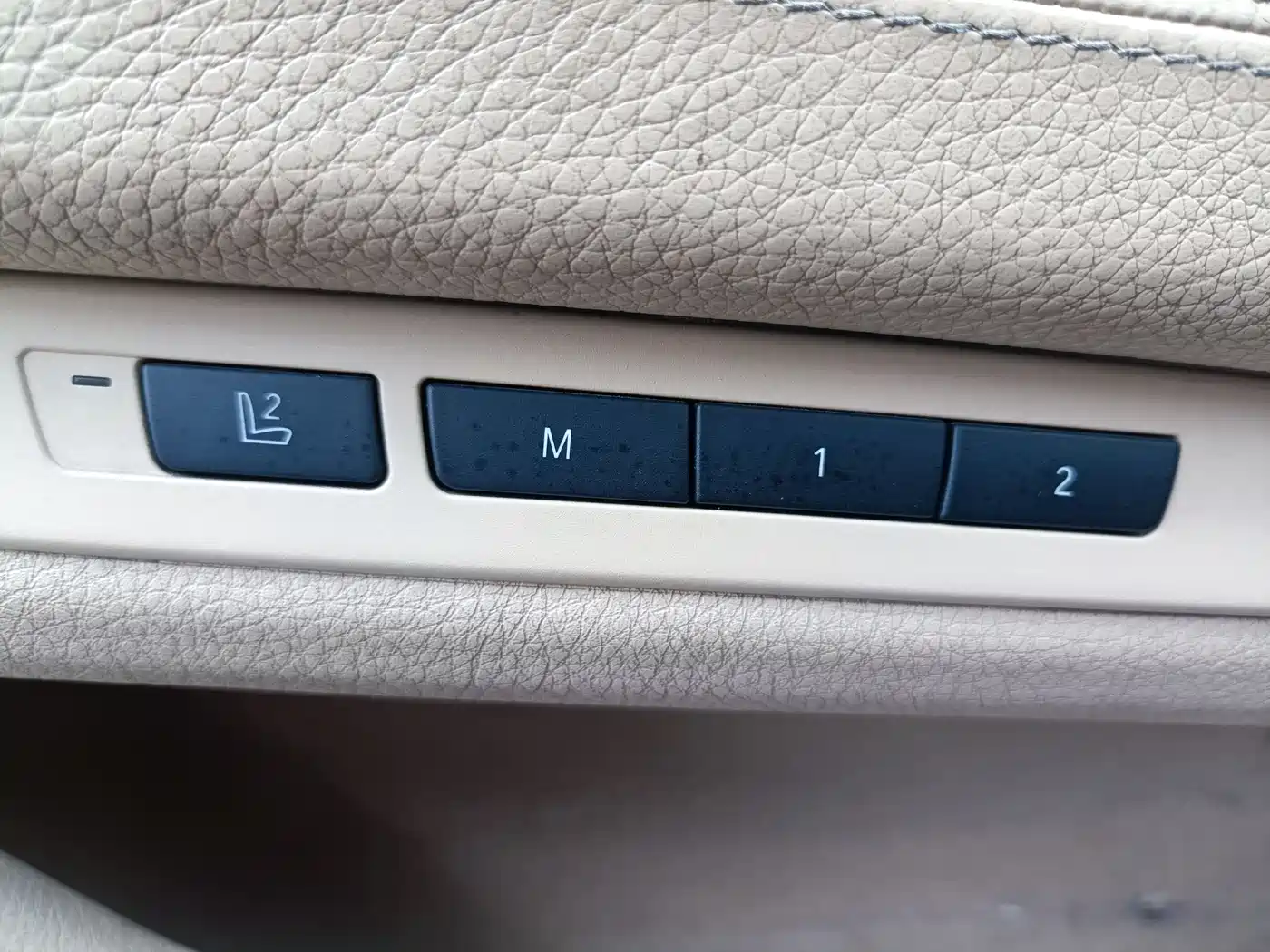 BMW 7 Series 2009 740Li Premium фото 12