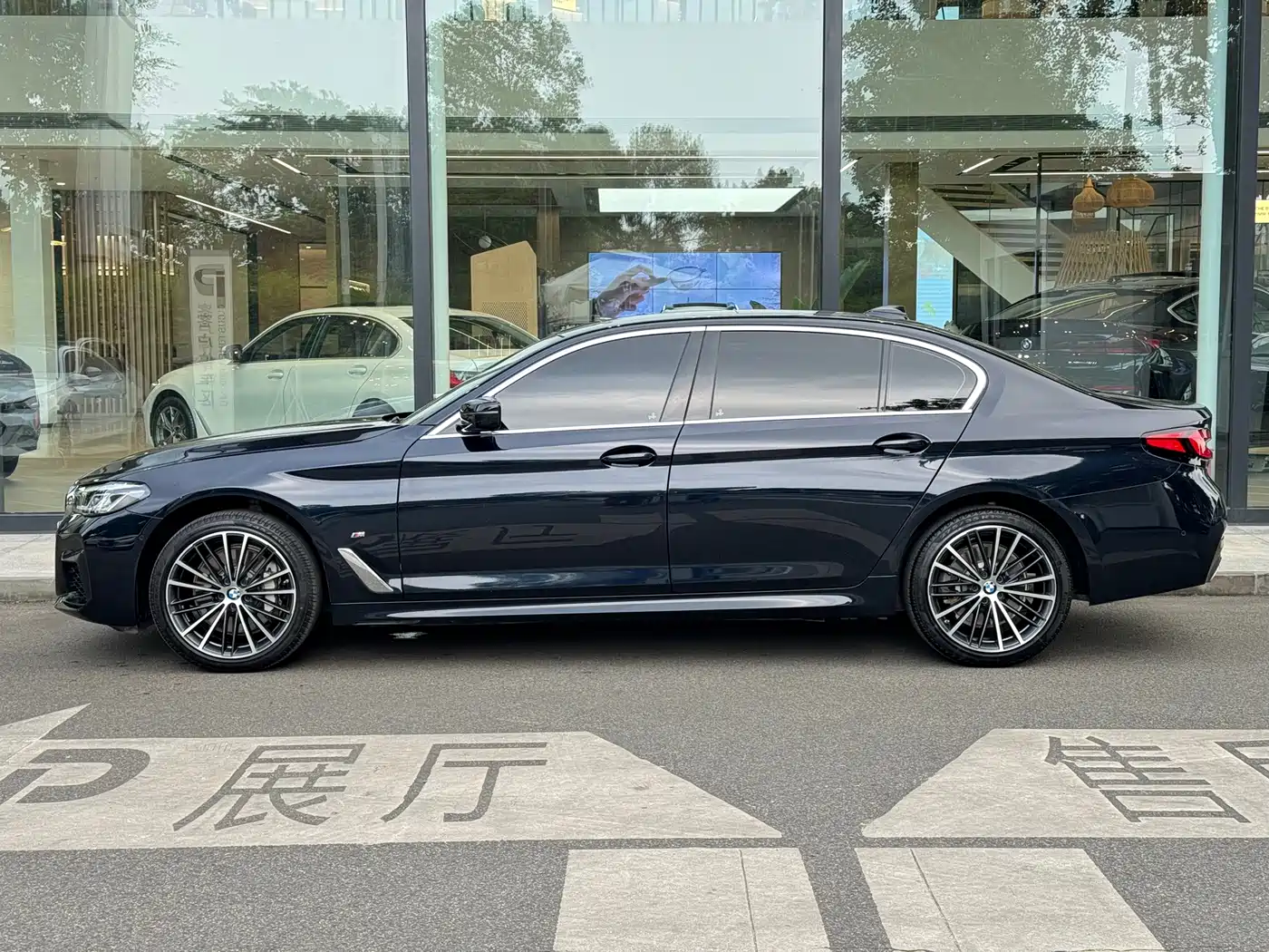 BMW 5 Series 2023 530Li Leading M Sport Package фото 4