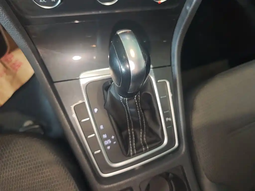 Volkswagen Golf 2017 1.6L Auto Comfort Millionth Edition фото 14