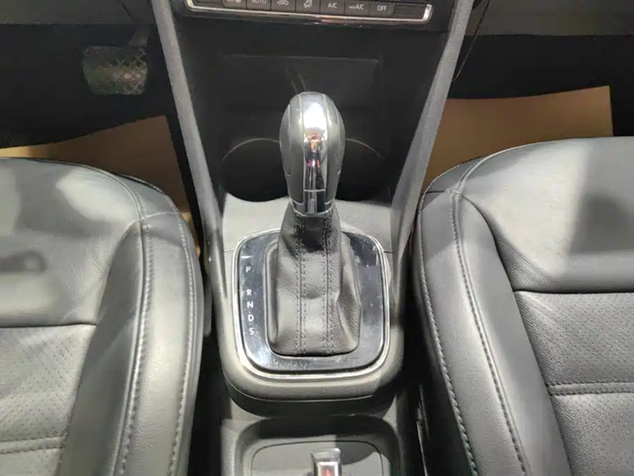 Volkswagen Polo 2016 1.6L Automatic Luxury фото 16