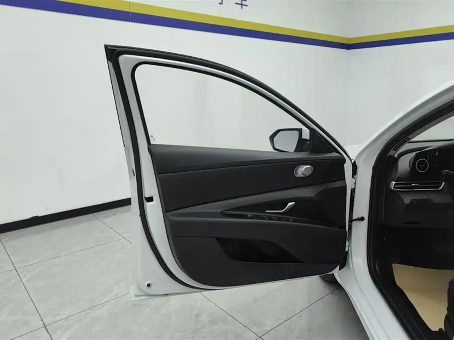 Hyundai Elantra 2023 1.5L CVT GLS Premium фото 7