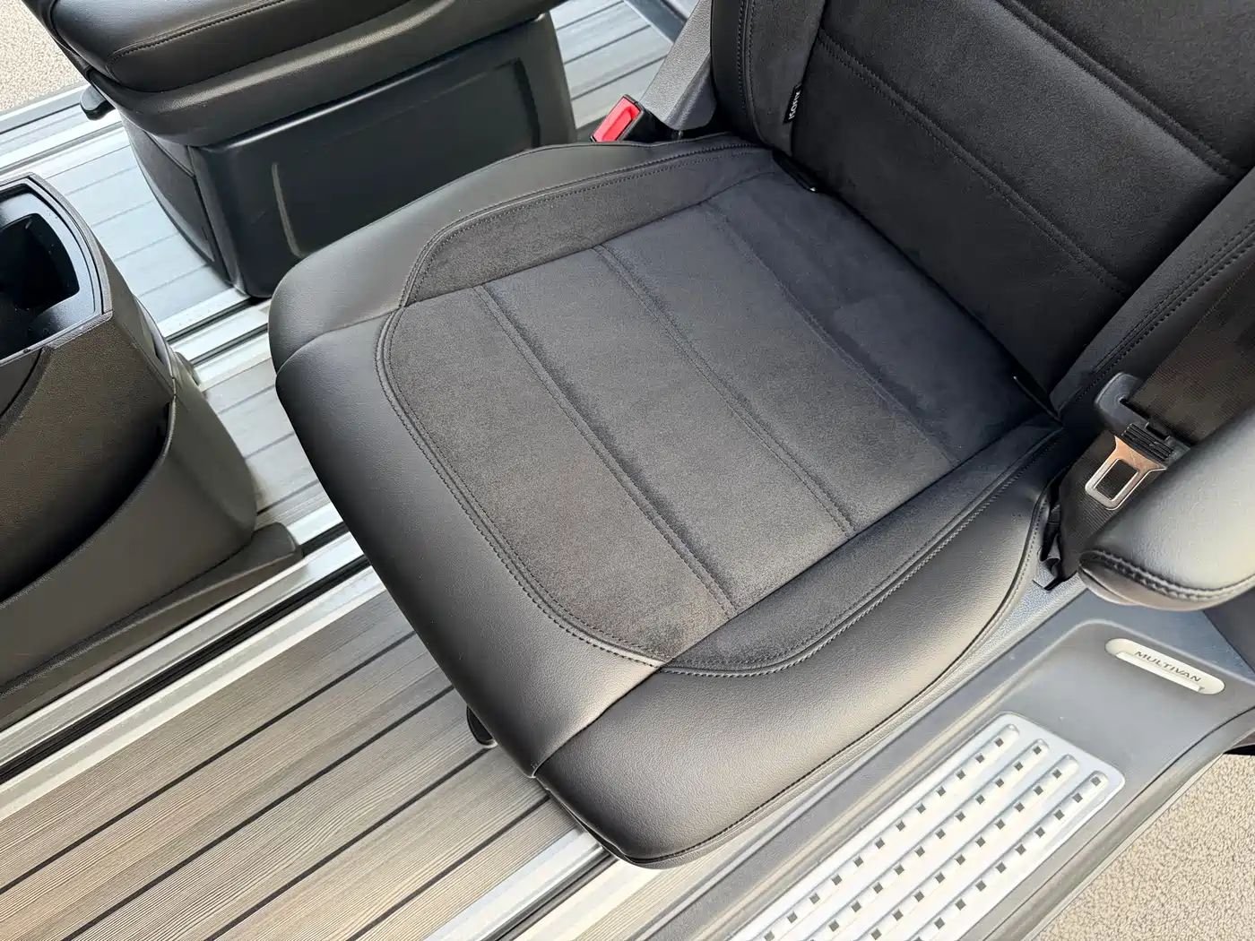 Volkswagen Multivan 2019 2.0TSI 4WD Premium 7-seater фото 20