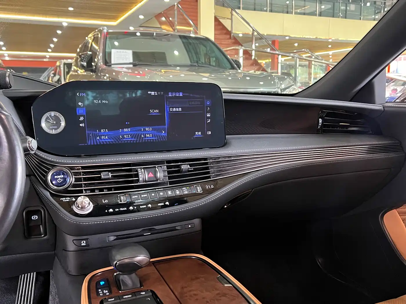 Lexus LS 2021 500h Excellence Edition фото 13