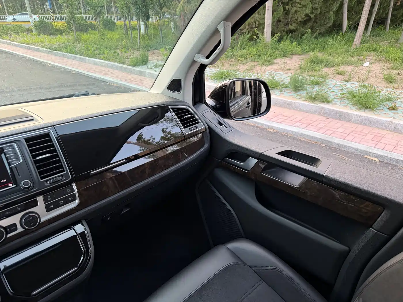 Volkswagen Multivan 2019 2.0TSI 4WD Premium 7-seater фото 12