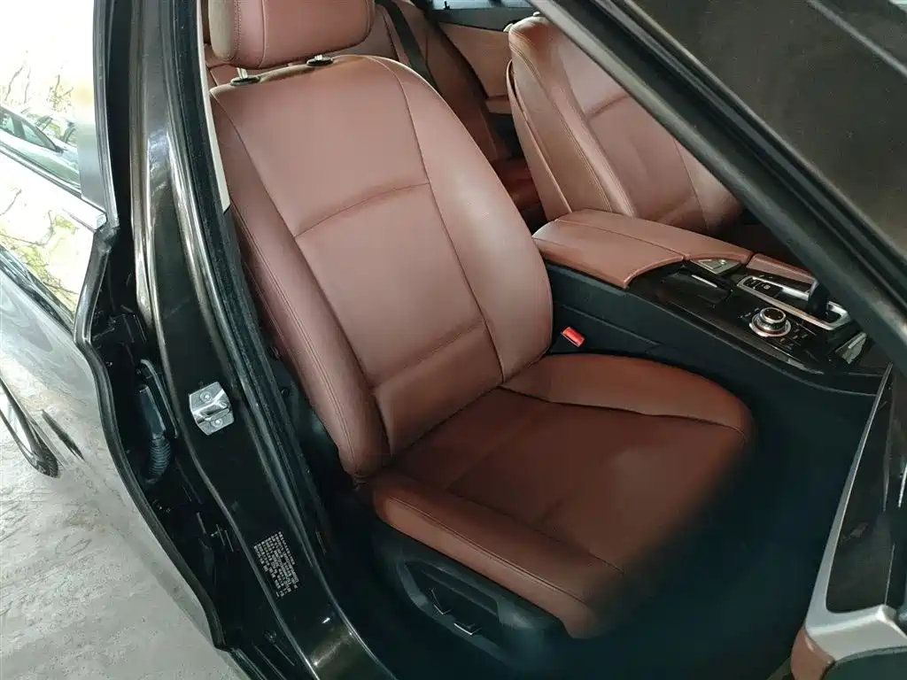 BMW 5 Series 2014 525Li Leading фото 25