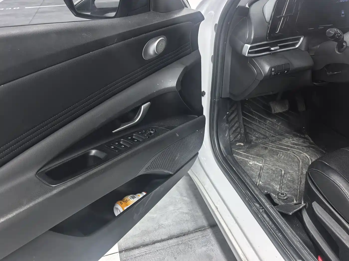 Hyundai Elantra 2022 1.5L CVT LUX Premium Edition фото 4