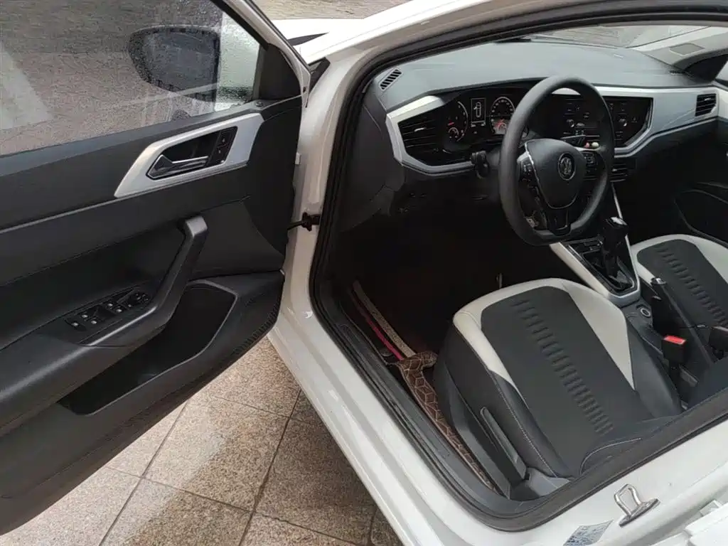 Volkswagen Polo 2019 Plus 1.5L Automatic Colorful Tech Edition фото 16