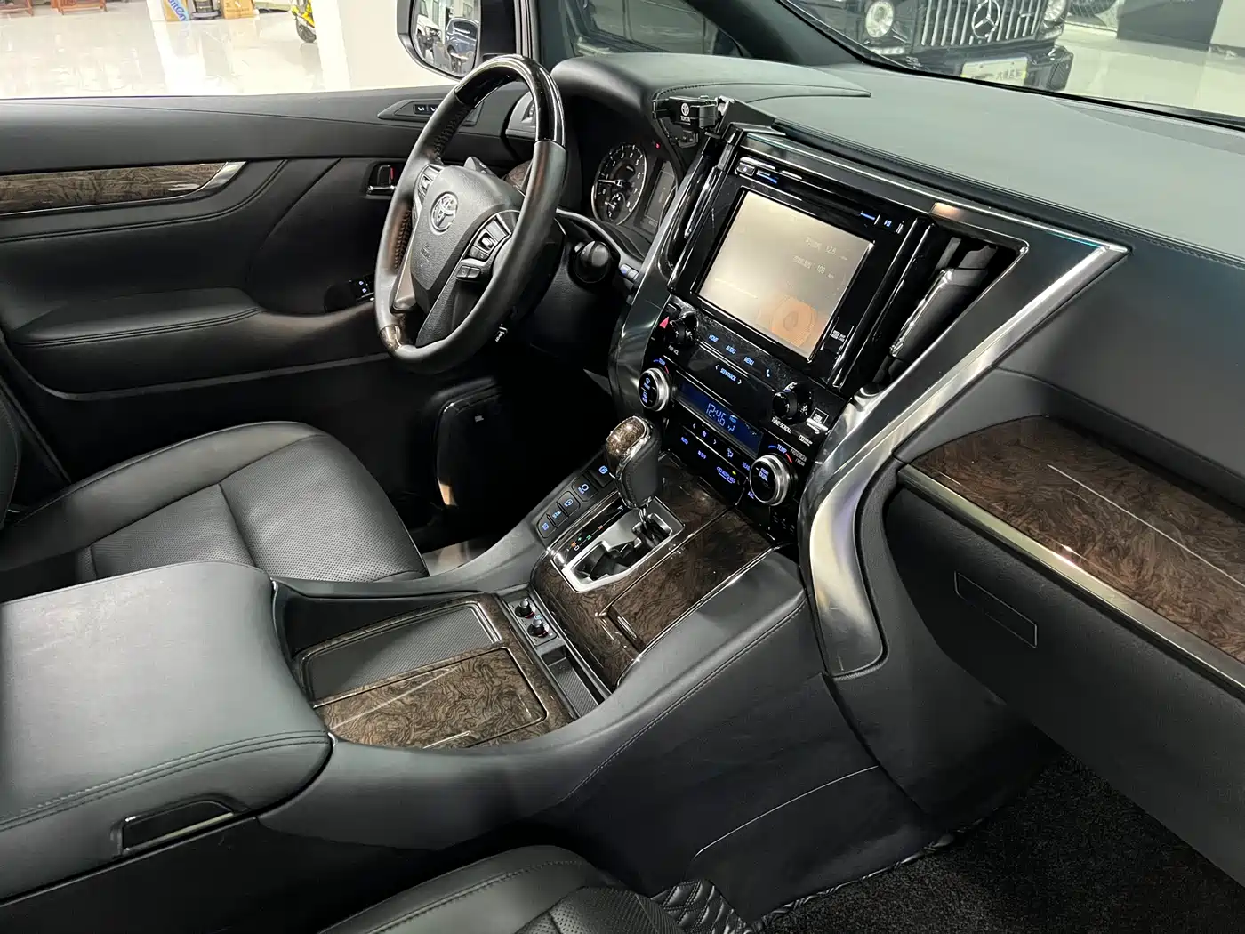 Toyota Alphard 2018 Facelift 3.5L Premium Edition фото 25