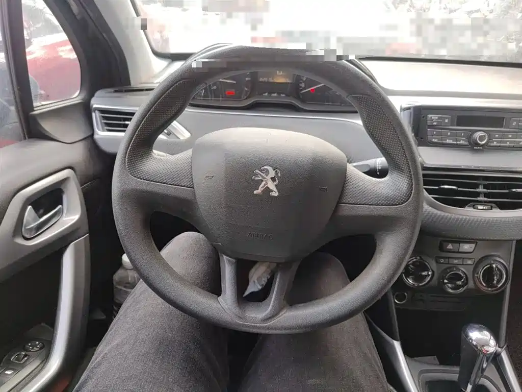 Peugeot 2008 2014 1.6L Automatic Trend Edition фото 3