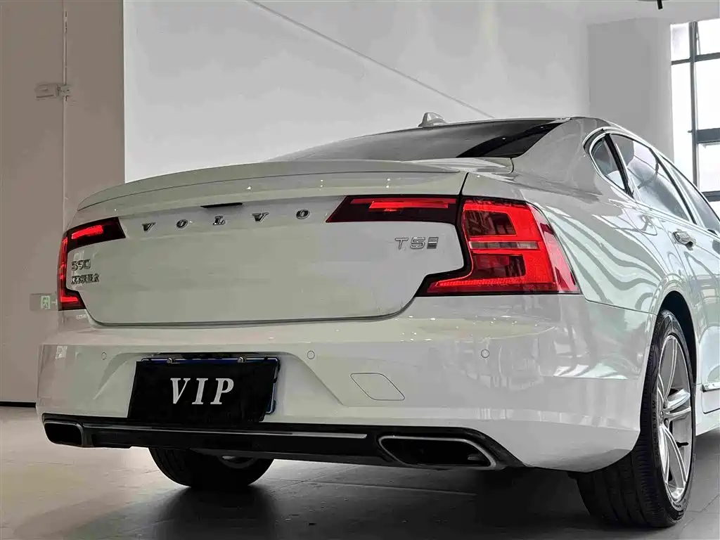 Фото 15 - Volvo S90