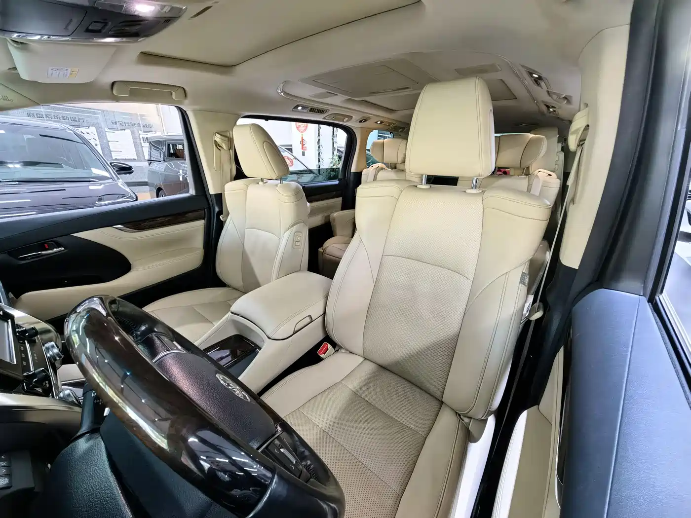 Toyota Alphard 2019 Hybrid 2.5L Luxury фото 13