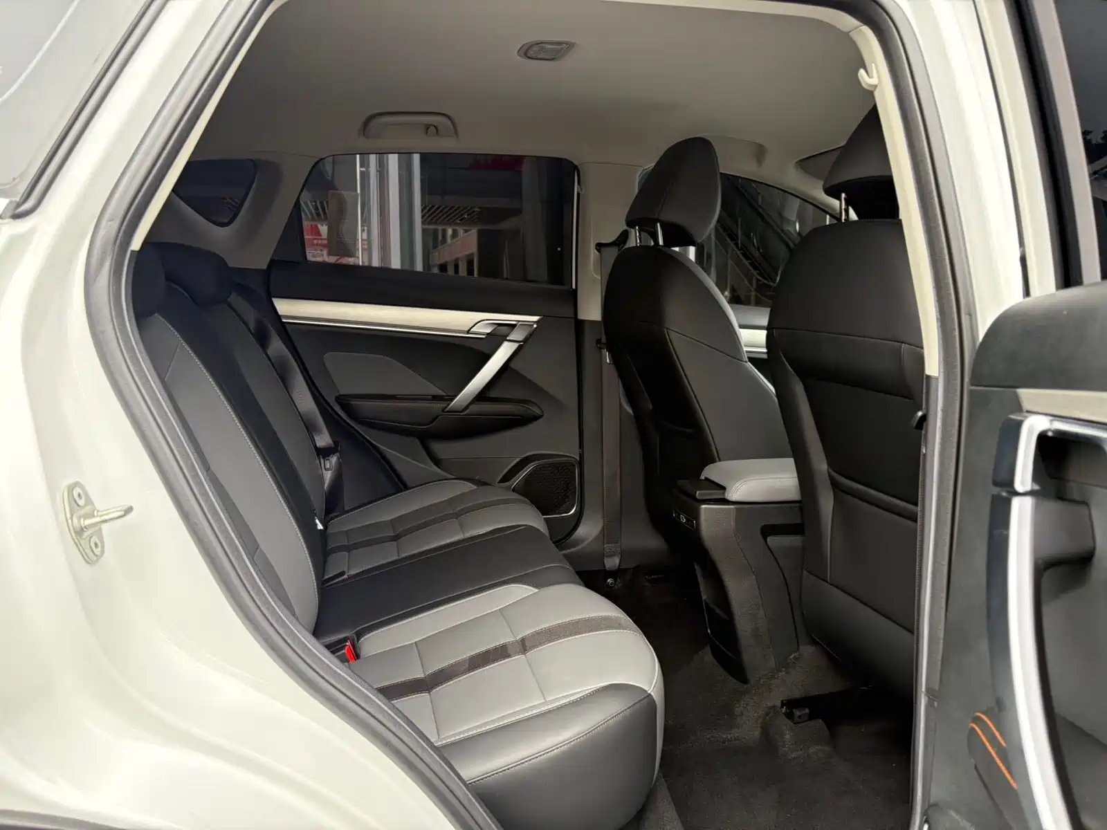 Фото 8 - Geely Coolray