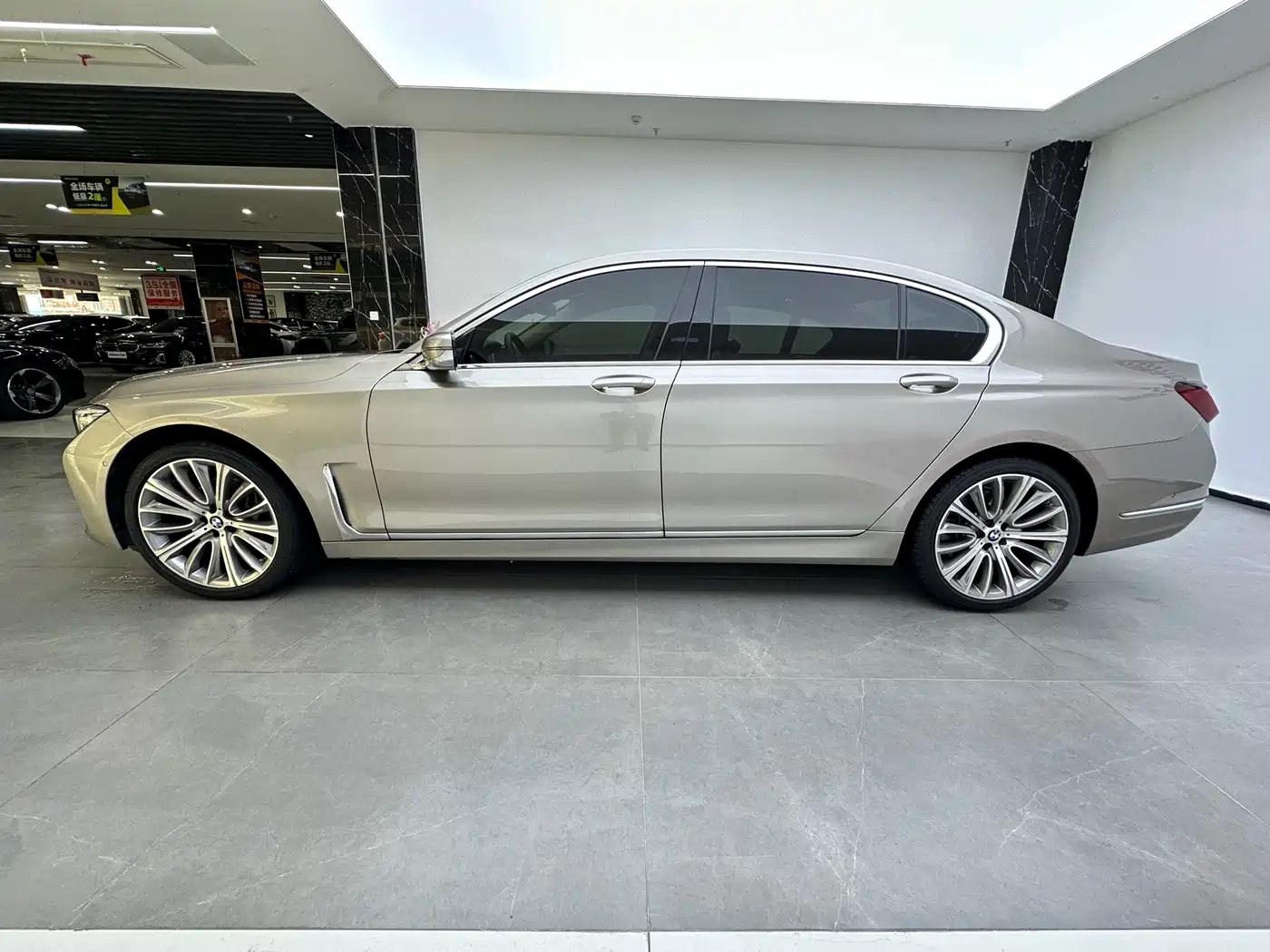 BMW 7 Series 2021 Model 740Li Leading M Sport Package фото 5