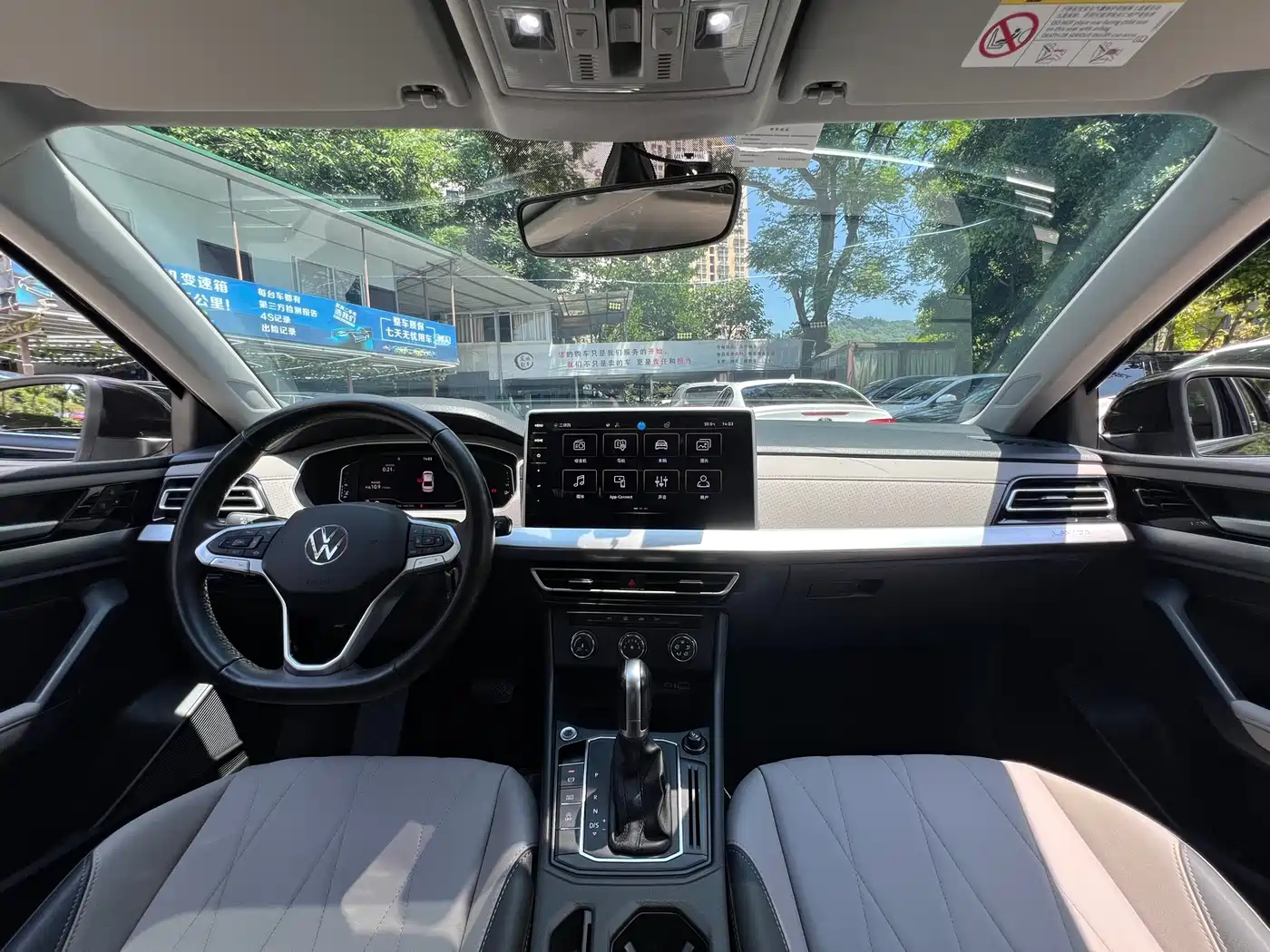 Volkswagen Lavida 2023 1.5L Auto Five Million Edition фото 16