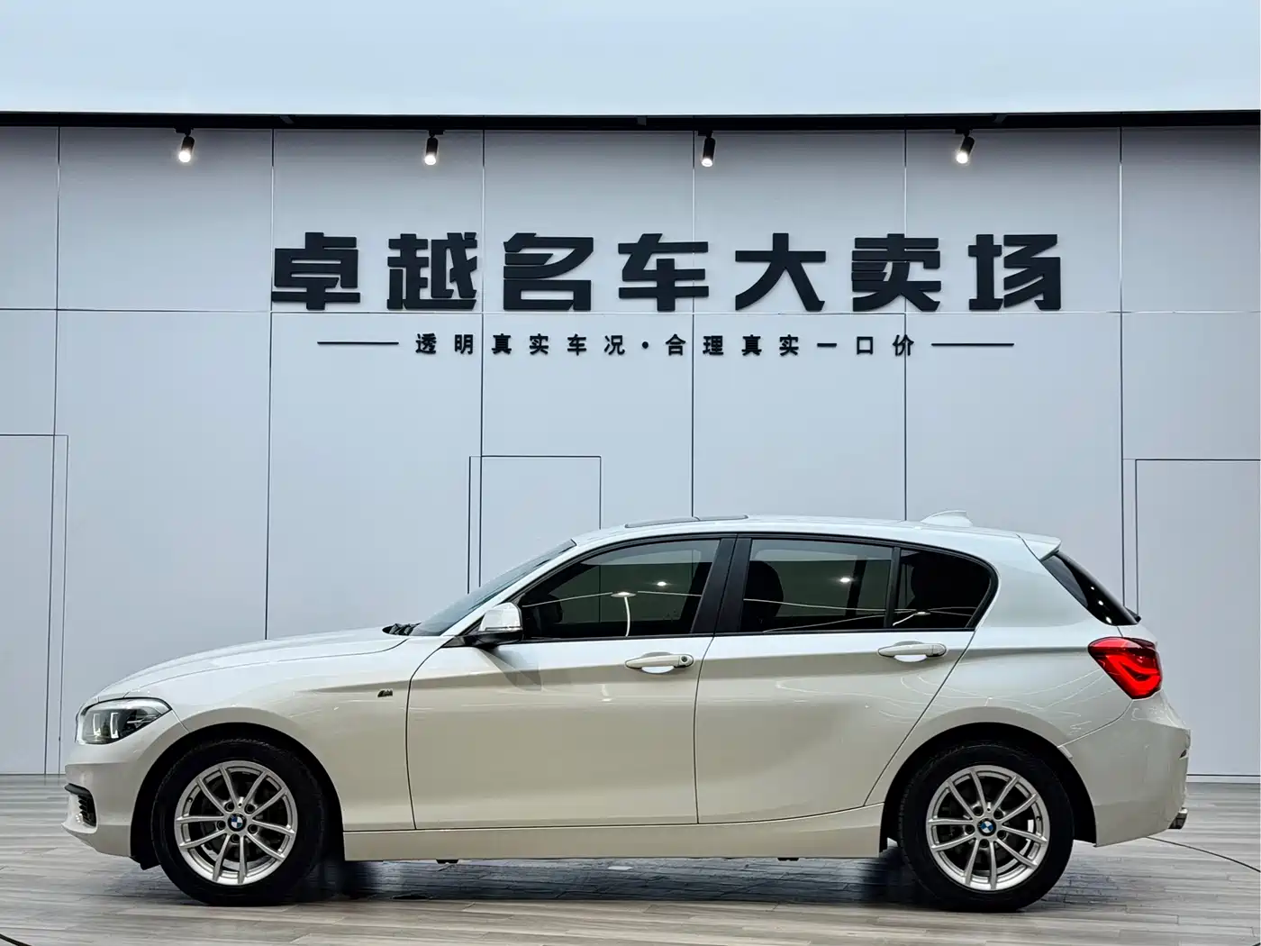 BMW 1 Series (Import) 2018 118i Leading фото 13