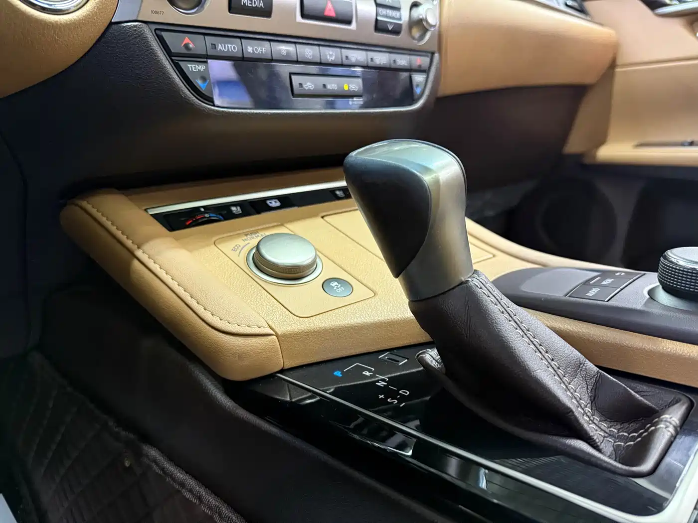 Lexus ES 2015 250 Elegance Edition фото 15