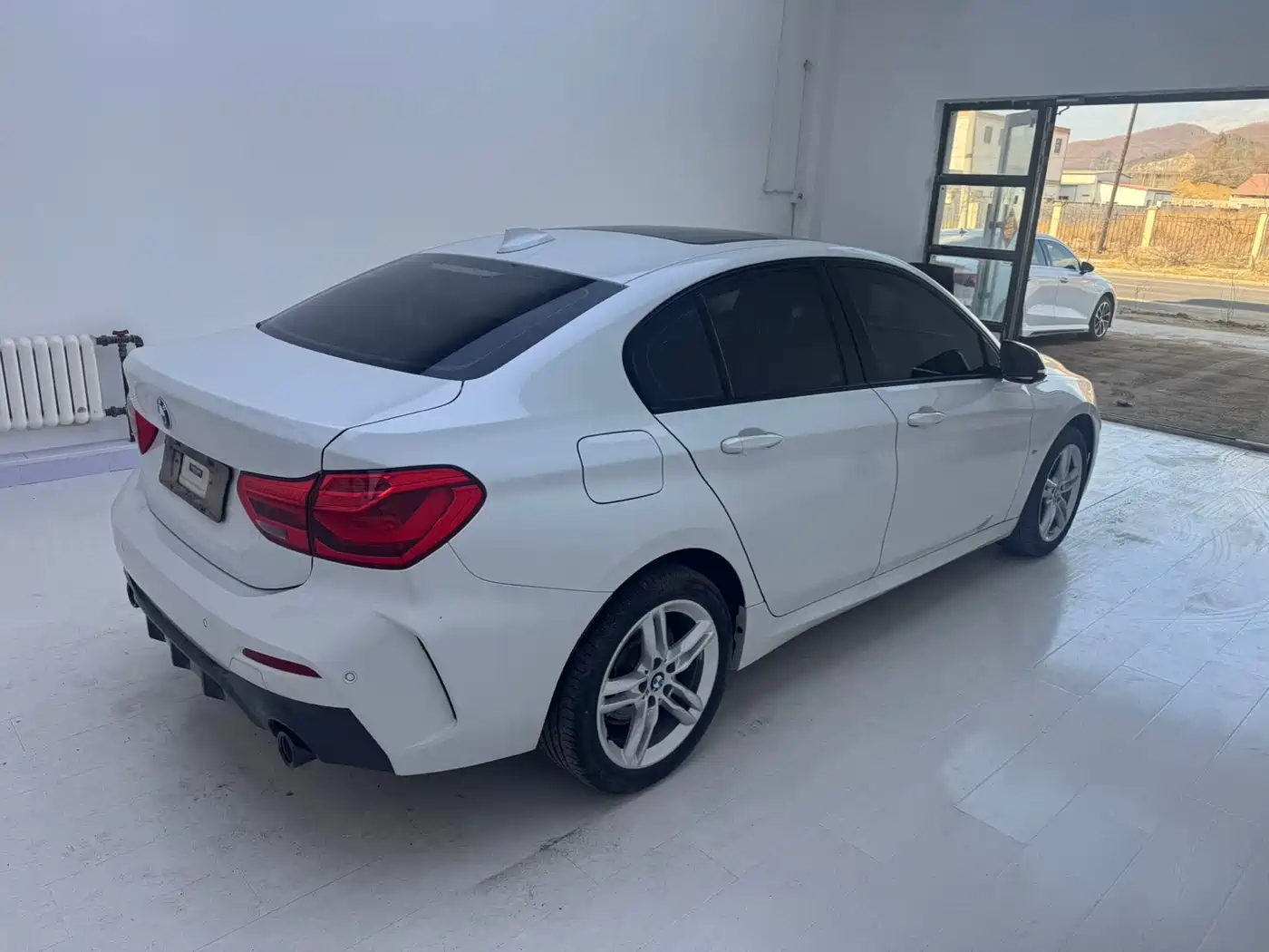 BMW 1 Series 2022 120i M Sport Shadow Edition фото 3