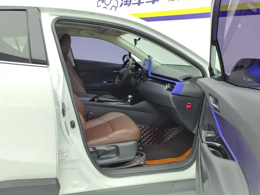 Toyota C-HR 2018 2.0L Leading Sunroof Edition China VI фото 8