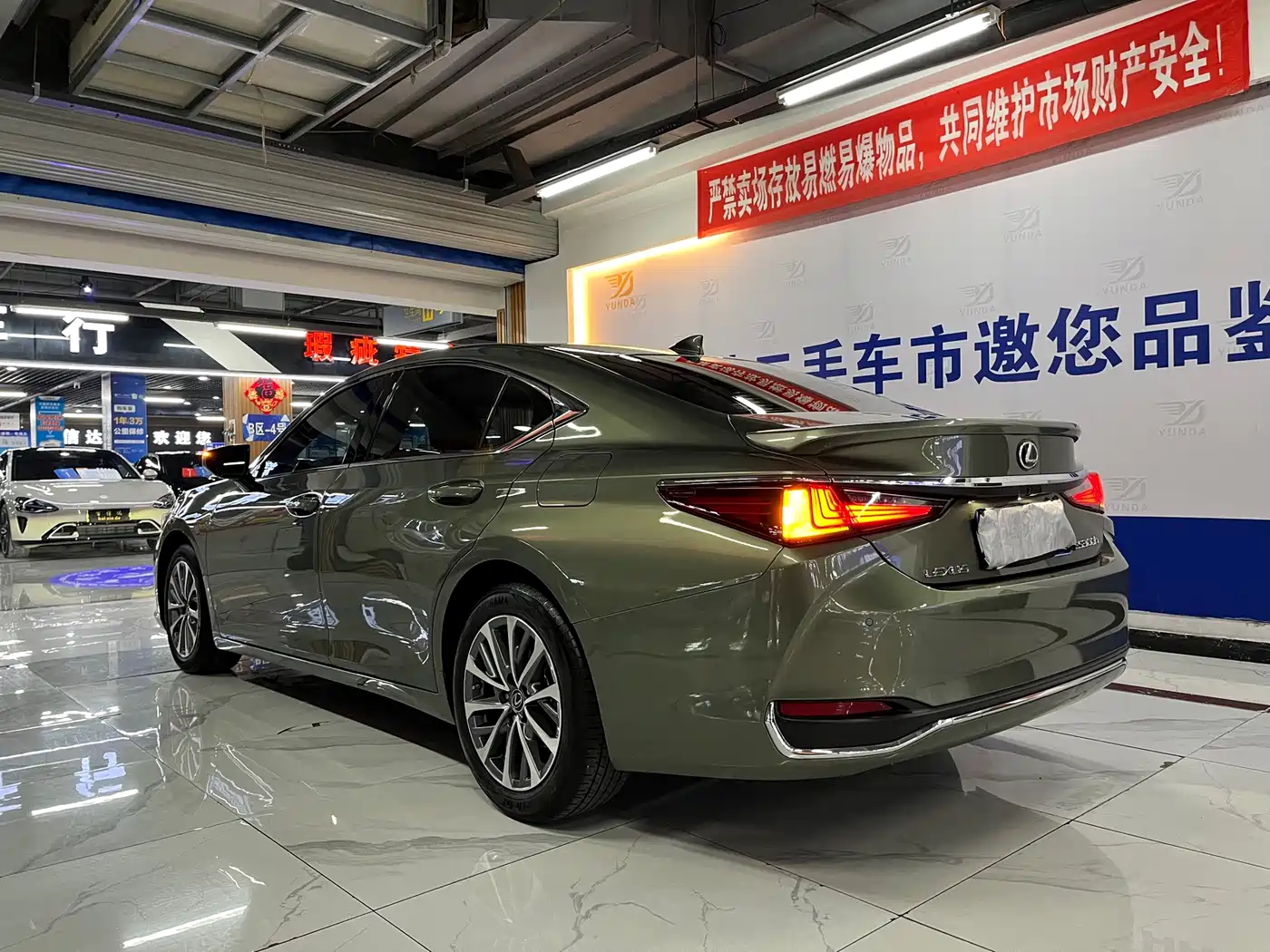 Lexus ES 2023 200 Excellence Edition фото 3