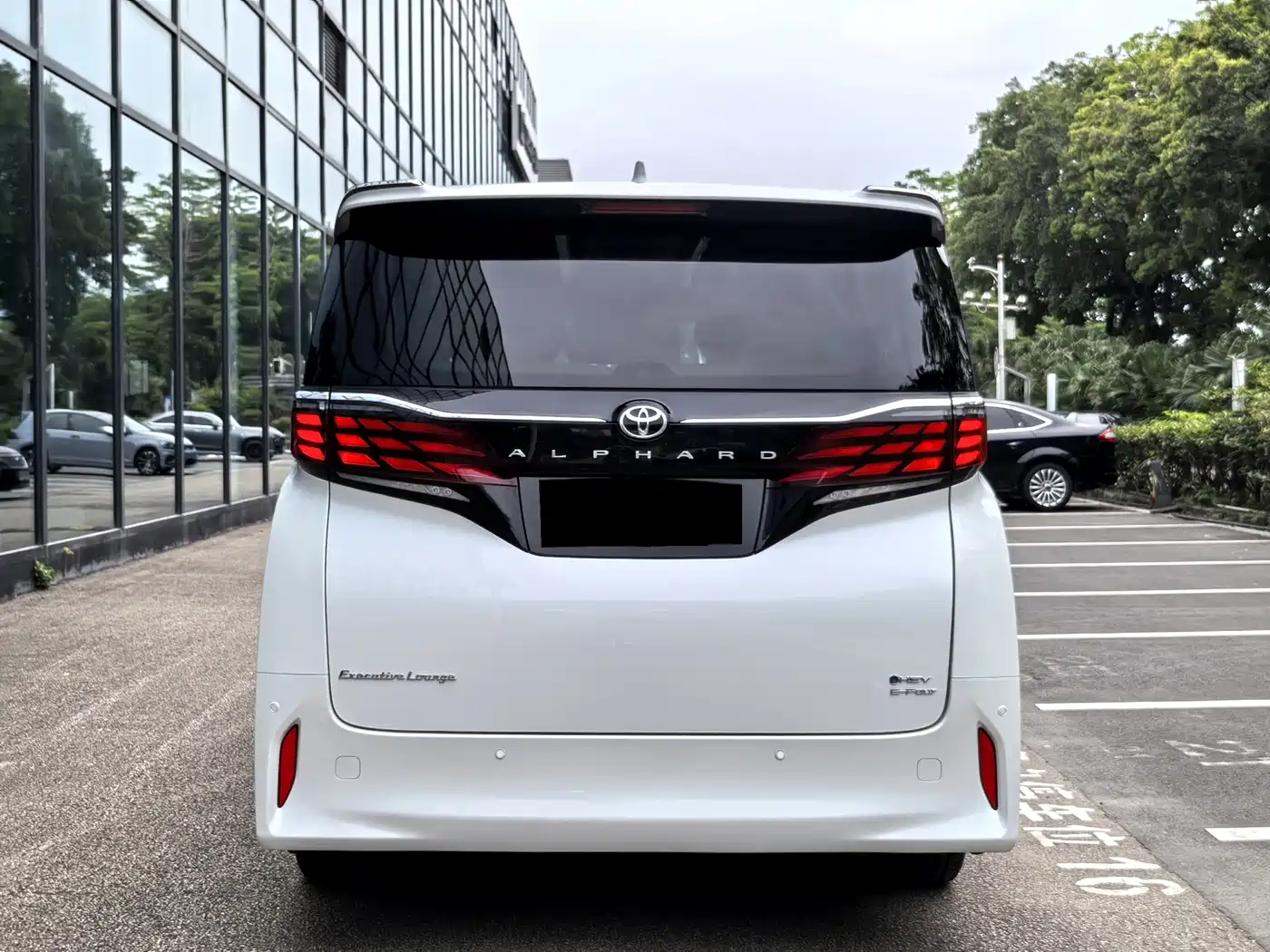 Toyota Alphard 2024 Hybrid 2.5L Ultimate Enjoyment Edition фото 23