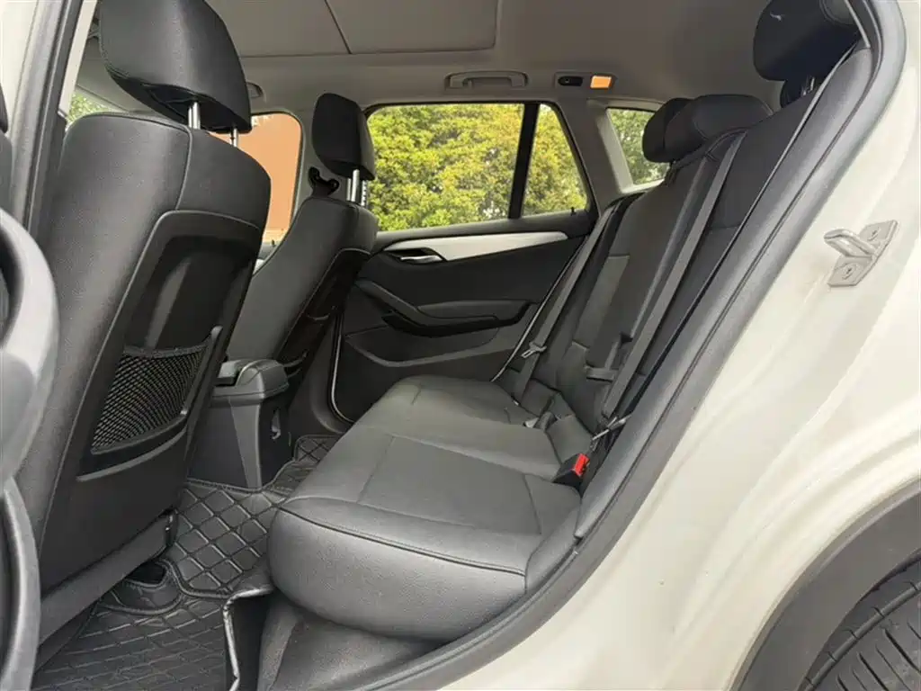 BMW X1 2014 sDrive18i Leading Edition фото 12